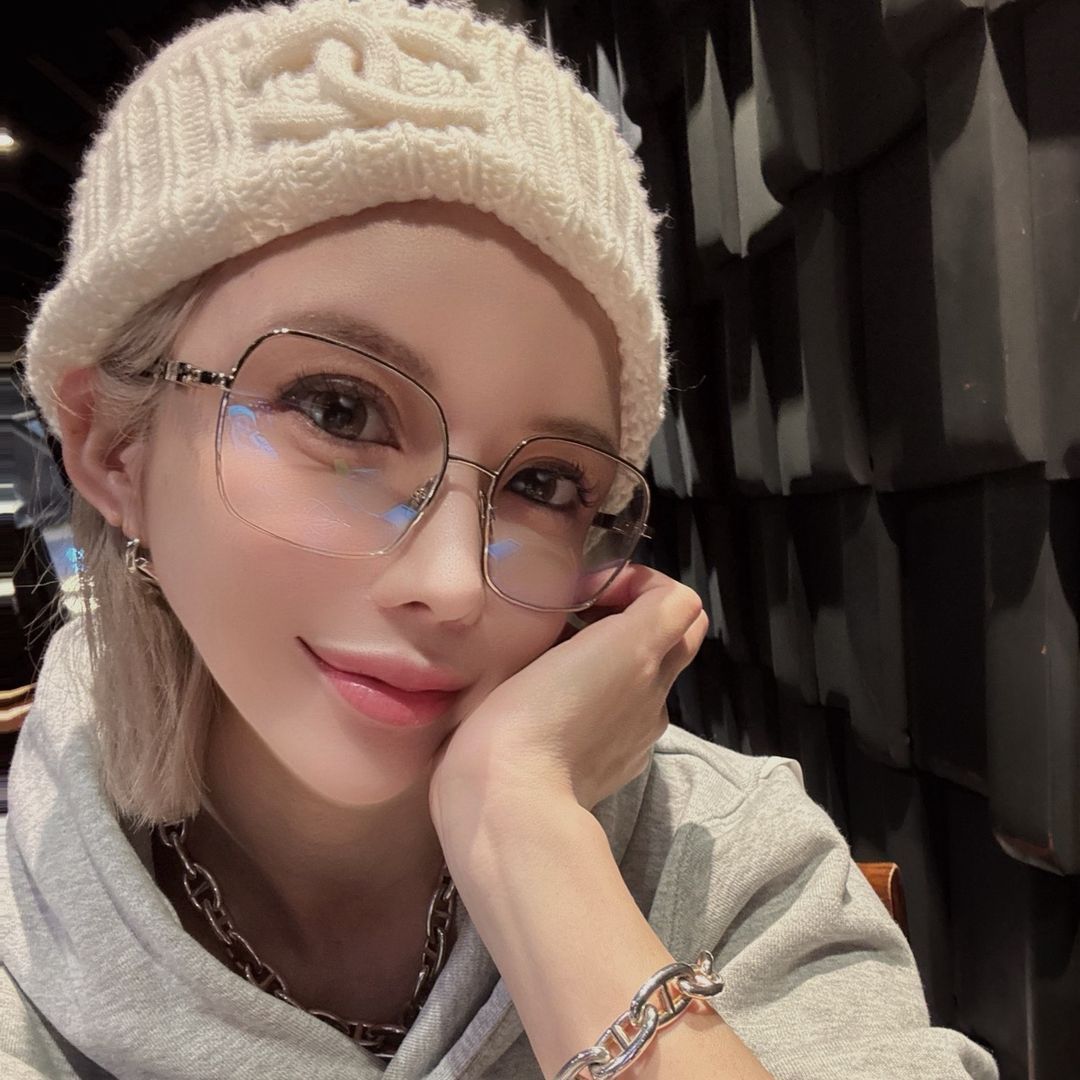 1/13🎂肩出し姉さん🐼❤️‍🔥