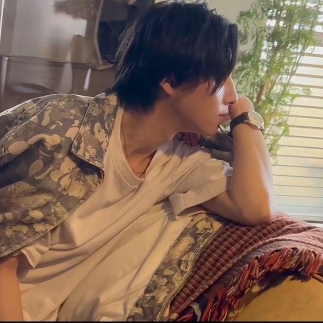 ONE (目元だけ山◯智久)